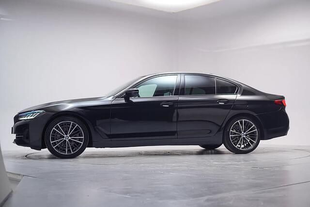 Zwart Gebruikt 2021 BMW 520 Comfort Edition Sedan | € 32.945 (Eerlijke prijs) - Afbeelding 1/3