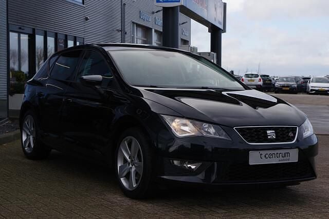 Occasion Seat Leon CONNECT 150 PK (110 kW) 2016 Zwart Hatchback