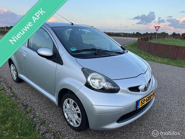 Grijs Gebruikt 2008 Toyota Aygo Sport Hatchback | € 2.500 (Eerlijke prijs) - Afbeelding 1/4