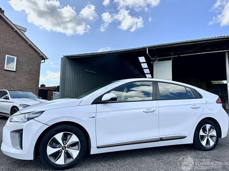 Wit Occasion 2018 Hyundai Ioniq Comfort Hatchback | € 8.450 - Afbeelding 1/4