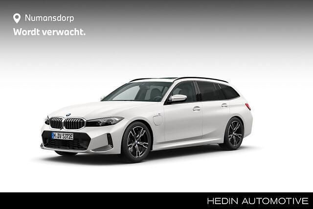Wit Gebruikt 2025 BMW 330 M Sport Stationwagen | € 54.895 (Duur) - Afbeelding 1/2