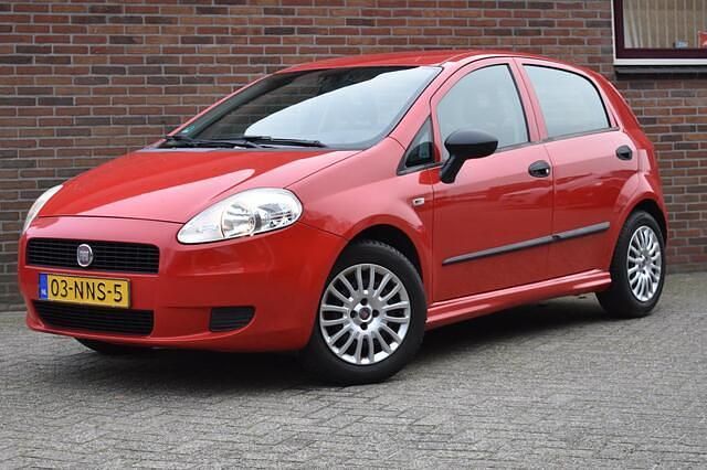 Rood Occasion 2010 Fiat Grande Punto Hatchback | € 1.449 (Eerlijke prijs) - Afbeelding 1/4
