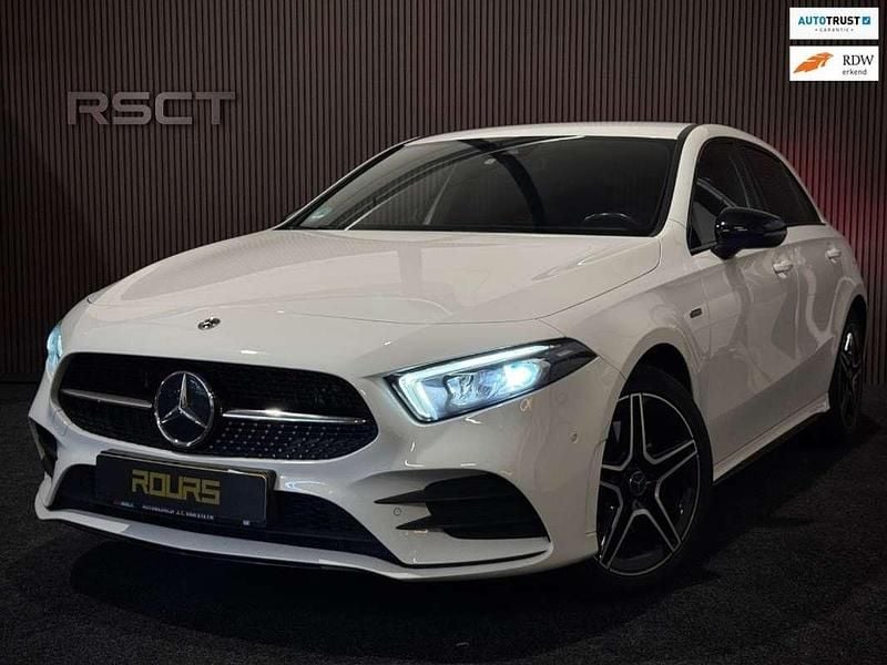 Wit Occasion 2020 Mercedes A250 Premium Plus Hatchback | € 23.950 (Super prijs) - Afbeelding 1/4