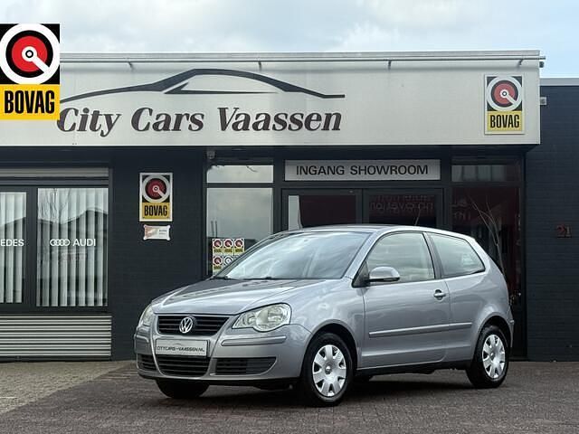 Grijs, metallic lak Gebruikt 2007 VW Polo Hatchback | € 1.950 (Eerlijke prijs) - Afbeelding 1/4