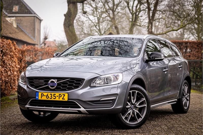 Grijs Occasion 2022 Volvo V60 CC Summum Stationwagen | € 19.950 - Afbeelding 1/4