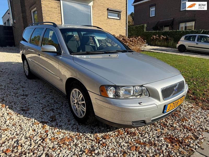 Grijs (metallic) Gebruikt 2005 Volvo V70 Stationwagen | € 5.950 (Iets duurder) - Afbeelding 1/4