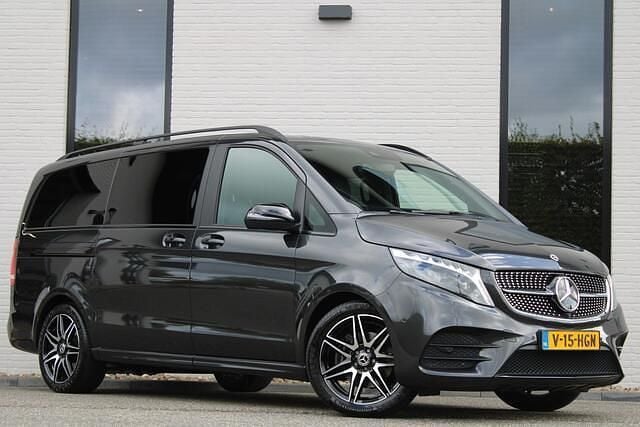Grijs Gebruikt 2023 Mercedes V300 AMG MPV | € 66.950 (Eerlijke prijs) - Afbeelding 1/4