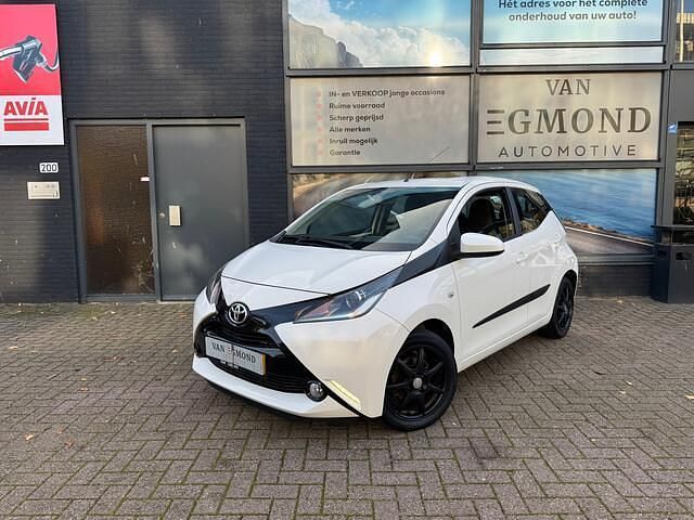 Wit Gebruikt 2015 Toyota Aygo X-play Hatchback | € 6.950 (Eerlijke prijs) - Afbeelding 1/4