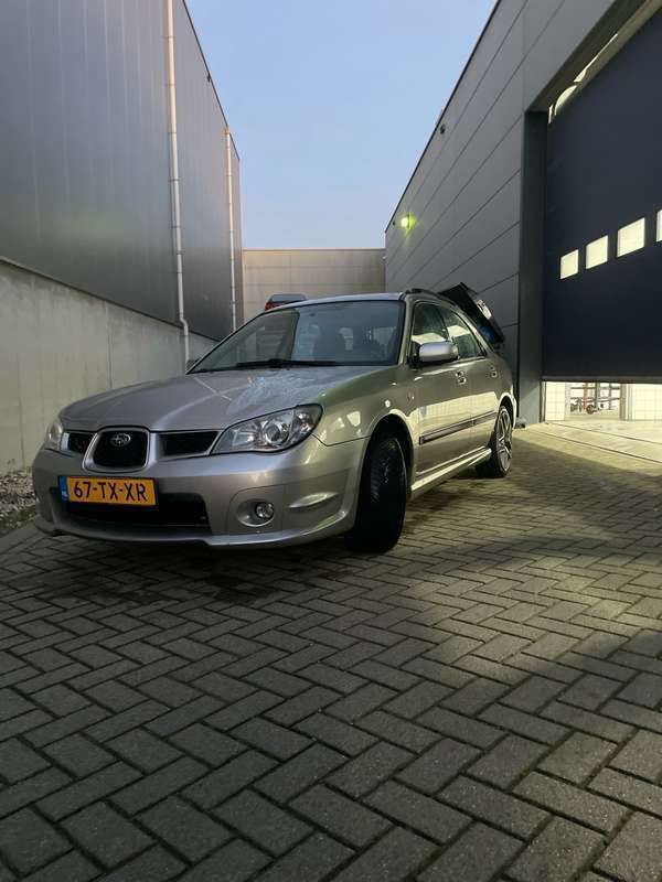 Grijs Gebruikt 2007 Subaru Impreza Stationwagen | € 4.500 (Eerlijke prijs) - Afbeelding 1/4