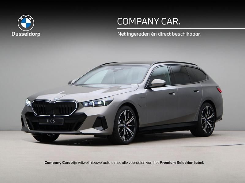 Grijs Gebruikt 2025 BMW 530e Comfort Edition Stationwagen | € 83.604 - Afbeelding 1/4