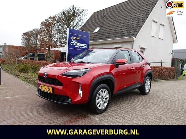 Rood (metallic) Gebruikt 2021 Toyota Yaris Cross Active SUV | € 23.950 (Goede deal) - Afbeelding 1/4