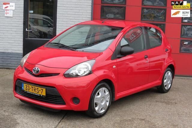 Rood Gebruikt 2012 Toyota Aygo Comfort Hatchback | € 3.250 (Goede deal) - Afbeelding 1/4