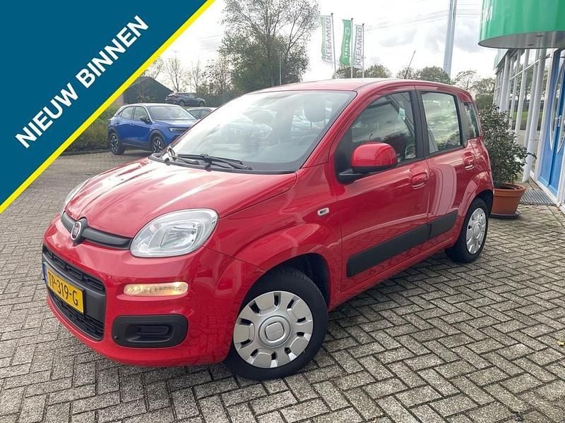 Rood Gebruikt 2018 Fiat Panda Pop Star Hatchback | € 10.845 (Iets duurder) - Afbeelding 1/4
