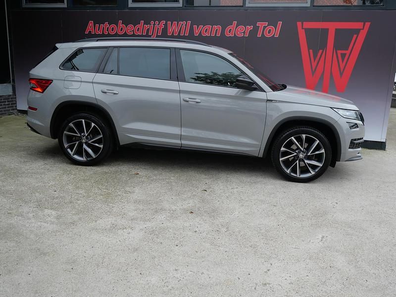 Grijs, metallic lak Gebruikt 2020 Skoda Kodiaq SportLine SUV | € 28.990 (Eerlijke prijs) - Afbeelding 1/4