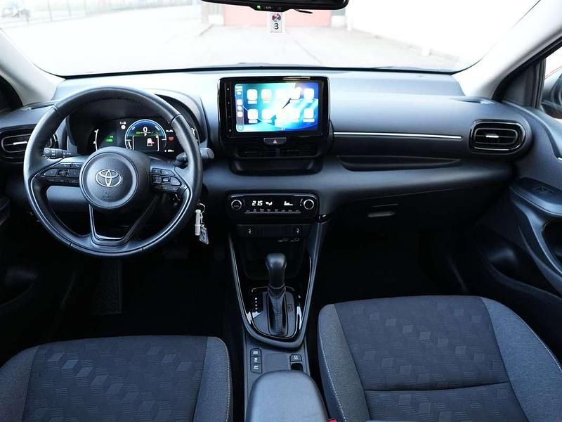 Occasion Toyota Yaris Hybrid Business Edition 116 PK (85 kW) 2024 Rood Hatchback