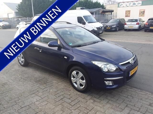 Blauw (metallic) Gebruikt 2010 Hyundai i30 Dynamiq Stationwagen | € 2.450 (Eerlijke prijs) - Afbeelding 1/4