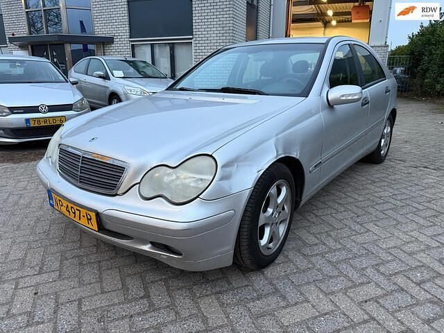 Grijs (metallic) Gebruikt 2004 Mercedes C180 Sedan | € 1.850 (Super prijs) - Afbeelding 1/4
