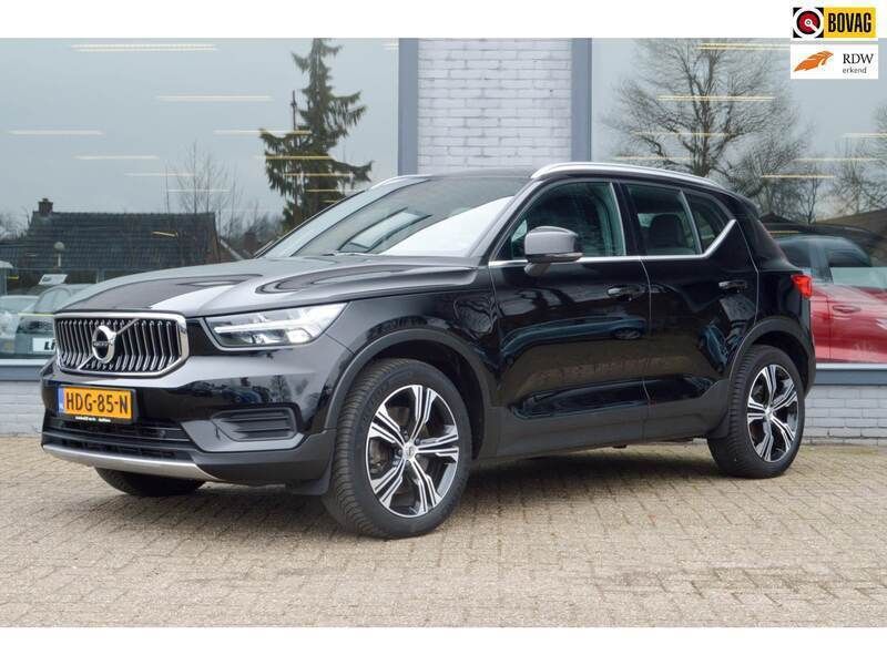 Zwart Gebruikt 2022 Volvo XC40 Inscription SUV | € 32.250 (Goede deal) - Afbeelding 1/4