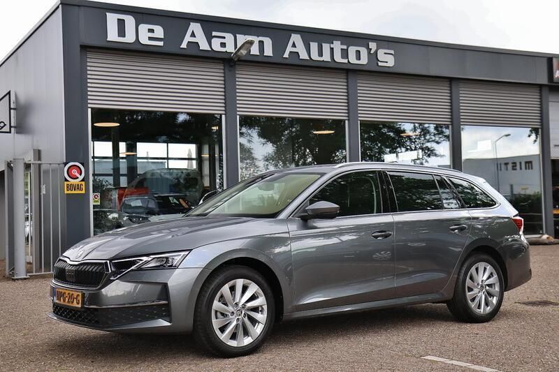 Grijs, metallic lak Gebruikt 2024 Skoda Octavia Business Line Stationwagen | € 34.900 (Iets duurder) - Afbeelding 1/4