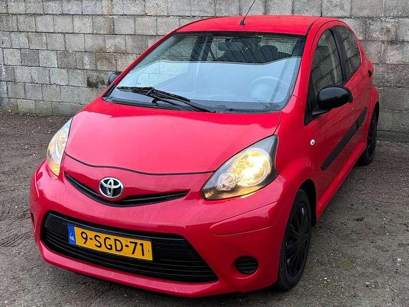 Rood Occasion 2013 Toyota Aygo Hatchback | € 4.695 (Goede deal) - Afbeelding 1/4