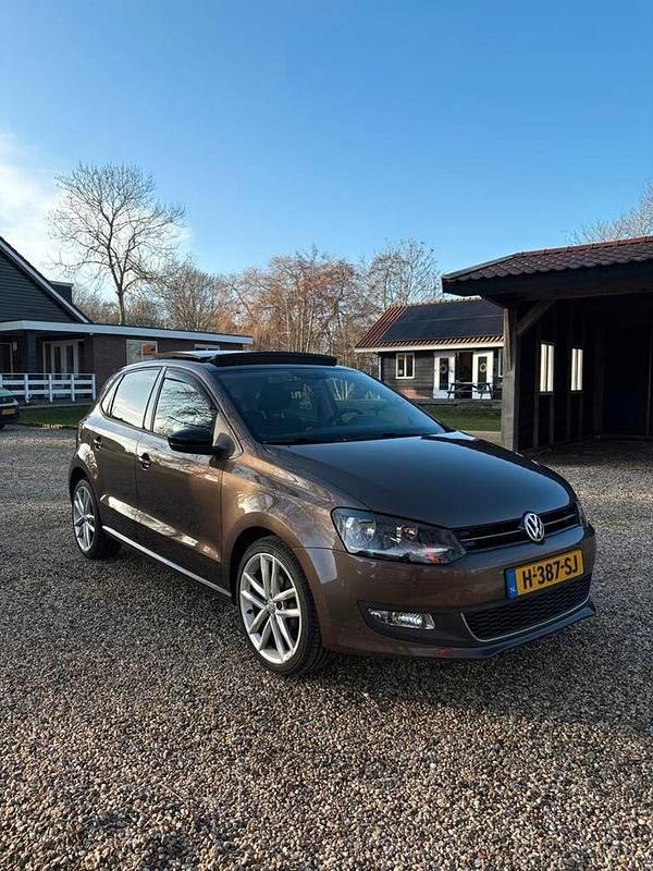 Bruin Occasion 2013 VW Polo Highline Hatchback | € 6.995 (Eerlijke prijs) - Afbeelding 1/4