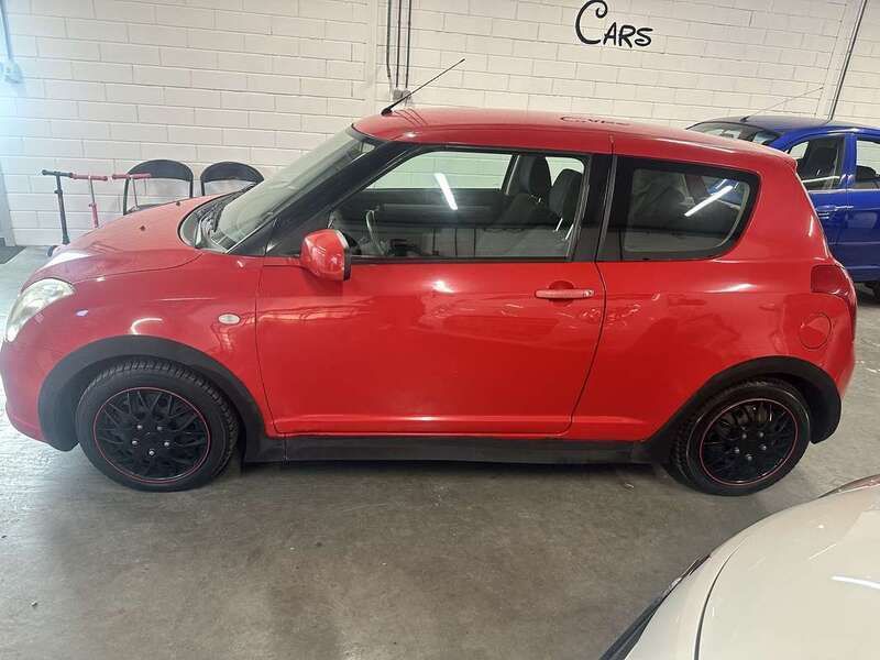 Rood Gebruikt 2006 Suzuki Swift GLS Hatchback | € 2.249 (Eerlijke prijs) - Afbeelding 1/4