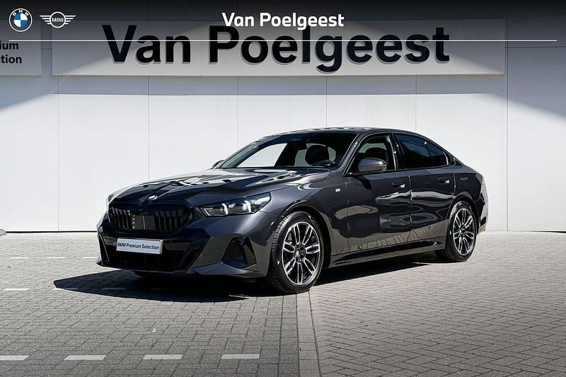 Sophistograu brillianteffect metallic (grijs metallic) Gebruikt 2024 BMW 520 Performance Sedan | € 59.900 - Afbeelding 1/4