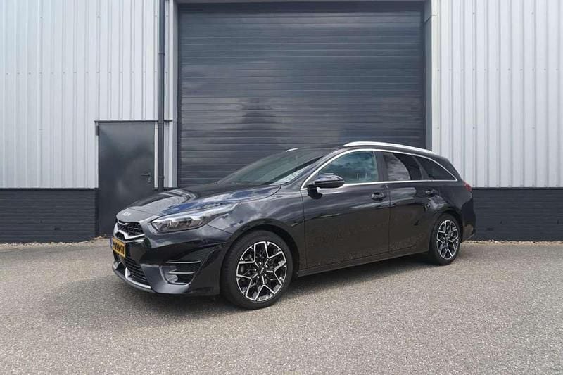 Zwart, metallic lak Gebruikt 2022 Kia Ceed Sportswagon GT-Line Stationwagen | € 22.450 (Eerlijke prijs) - Afbeelding 1/4