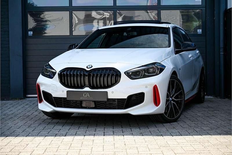 Wit Gebruikt 2024 BMW 128 Sport Line Hatchback | € 44.900 (Iets duurder) - Afbeelding 1/4