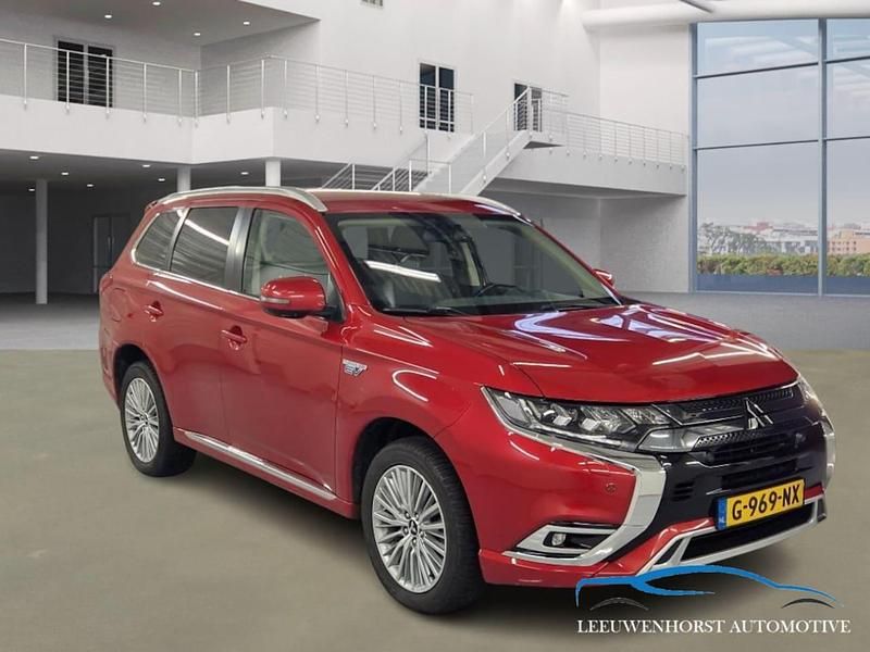 Rood Gebruikt 2019 Mitsubishi Outlander P-HEV Intense SUV | € 21.450 (Goede deal) - Afbeelding 1/3