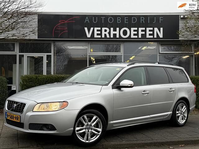 Grijs (metallic) Gebruikt 2009 Volvo V70 Kinetic Stationwagen | € 9.950 (Eerlijke prijs) - Afbeelding 1/4