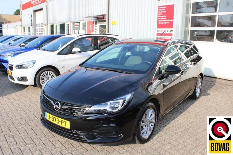 Zwart Gebruikt 2020 Opel Astra Elegance Stationwagen | € 13.900 (Eerlijke prijs) - Afbeelding 1/4