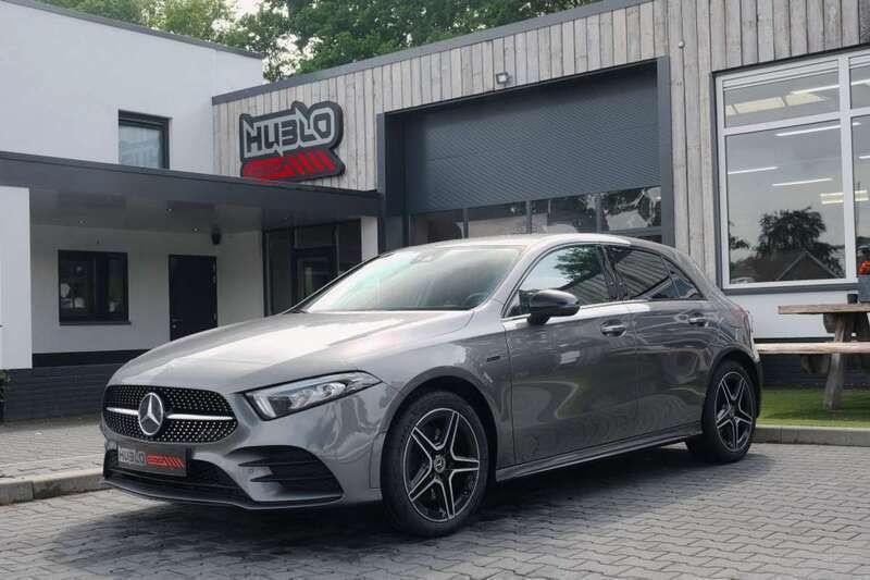 Grijs Gebruikt 2020 Mercedes A250 AMG Hatchback | € 24.750 (Eerlijke prijs) - Afbeelding 1/4