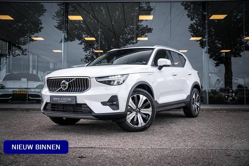 Wit Gebruikt 2023 Volvo XC40 Plus SUV | € 42.845 (Iets duurder) - Afbeelding 1/4