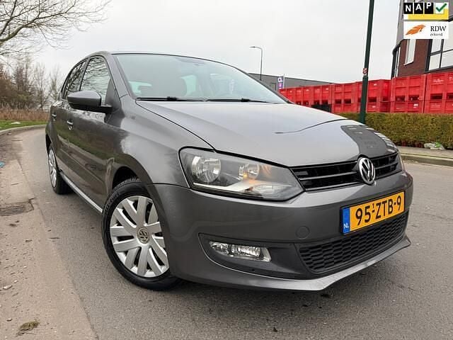 Grijs (metallic) Gebruikt 2013 VW Polo Comfortline Hatchback | € 4.445 (Goede deal) - Afbeelding 1/4