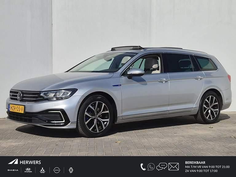 Reflexzilver metallic (grijs metallic) Gebruikt 2020 VW Passat Stationwagen | € 23.435 (Eerlijke prijs) - Afbeelding 1/4