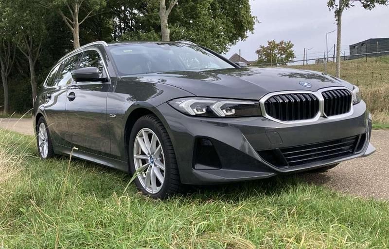 Grijs Gebruikt 2022 BMW 330e Stationwagen | € 33.000 (Eerlijke prijs) - Afbeelding 1/4