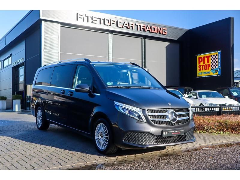 Grijs Gebruikt 2019 Mercedes V220 Avantgarde Edition MPV | € 36.902 (Goede deal) - Afbeelding 1/3