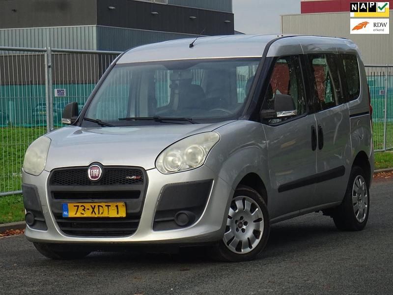 Grijs Gebruikt 2012 Fiat Doblò Dynamic MPV | € 2.866 (Goede deal) - Afbeelding 1/4