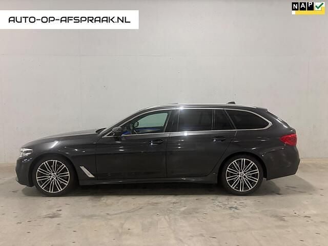 Grijs (metallic) Occasion 2019 BMW 520 Executive Stationwagen | € 14.999 (Super prijs) - Afbeelding 1/4
