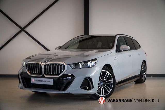 Grijs, metallic lak Gebruikt 2024 BMW 530e M Sport Stationwagen | € 64.950 - Afbeelding 1/4