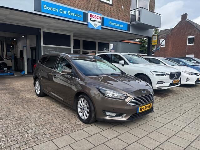 Grijs Gebruikt 2017 Ford Focus Titanium Sedan | € 10.950 (Goede deal) - Afbeelding 1/4