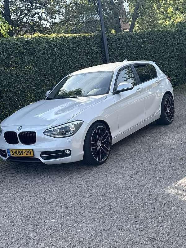 Wit Gebruikt 2013 BMW 114 Hatchback | € 4.950 (Eerlijke prijs) - Afbeelding 1/4