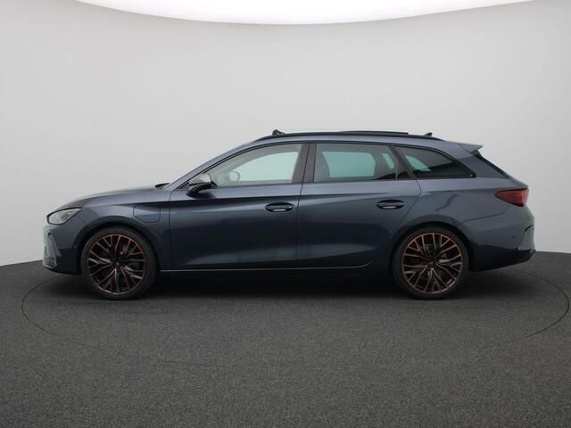 Grijs Nieuw 2025 Cupra Leon VZ Stationwagen | € 48.900 (Duur) - Afbeelding 1/3