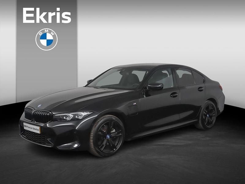 Zwart, metallic lak Gebruikt 2024 BMW 330e M Sport Sedan | € 43.900 (Super prijs) - Afbeelding 1/4