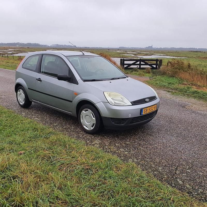 Grijs Occasion 2004 Ford Fiesta Ambiente Hatchback | € 1.000 (Iets duurder) - Afbeelding 1/4