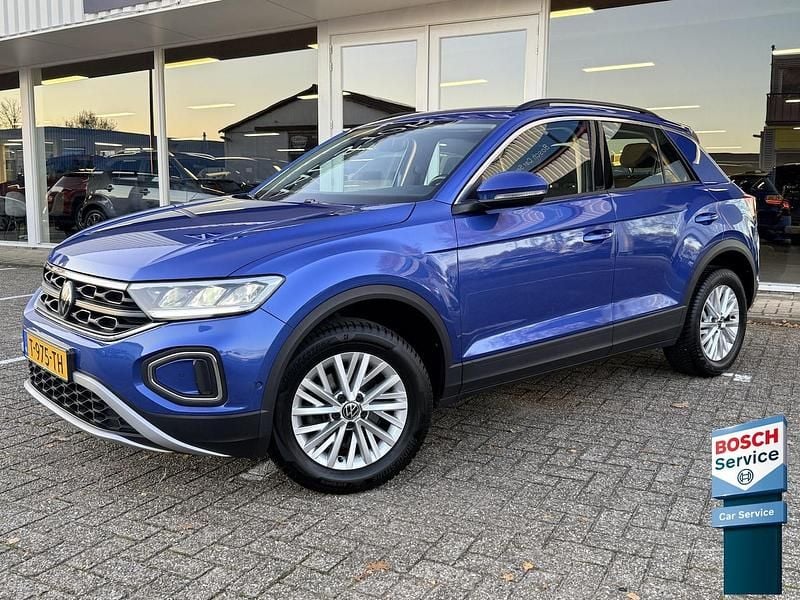 Blauw Occasion 2023 VW T-Roc Life SUV | € 24.495 (Eerlijke prijs) - Afbeelding 1/3