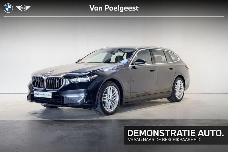 Grijs, metallic lak Gebruikt 2025 BMW i5 Comfort Edition Sedan | € 64.895 (Eerlijke prijs) - Afbeelding 1/4