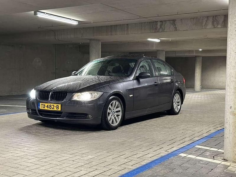 Grijs Gebruikt 2005 BMW 325 Sedan | € 5.950 (Goede deal) - Afbeelding 1/4