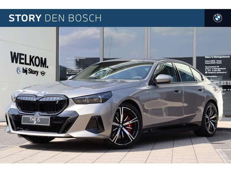 Grijs Nieuw 2025 BMW i5 M Sport Sedan | € 78.496 - Afbeelding 1/4